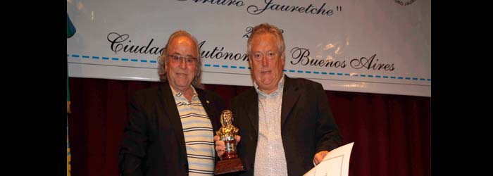 Arrigoni recibió el premio Jauretche