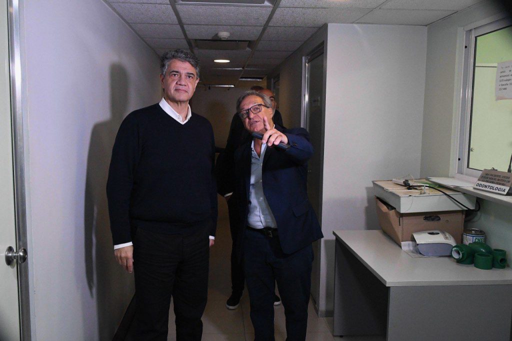 Horacio Arreceygor junto a Jorge Macri en la recorrida de las instalaciones de TVSalud.