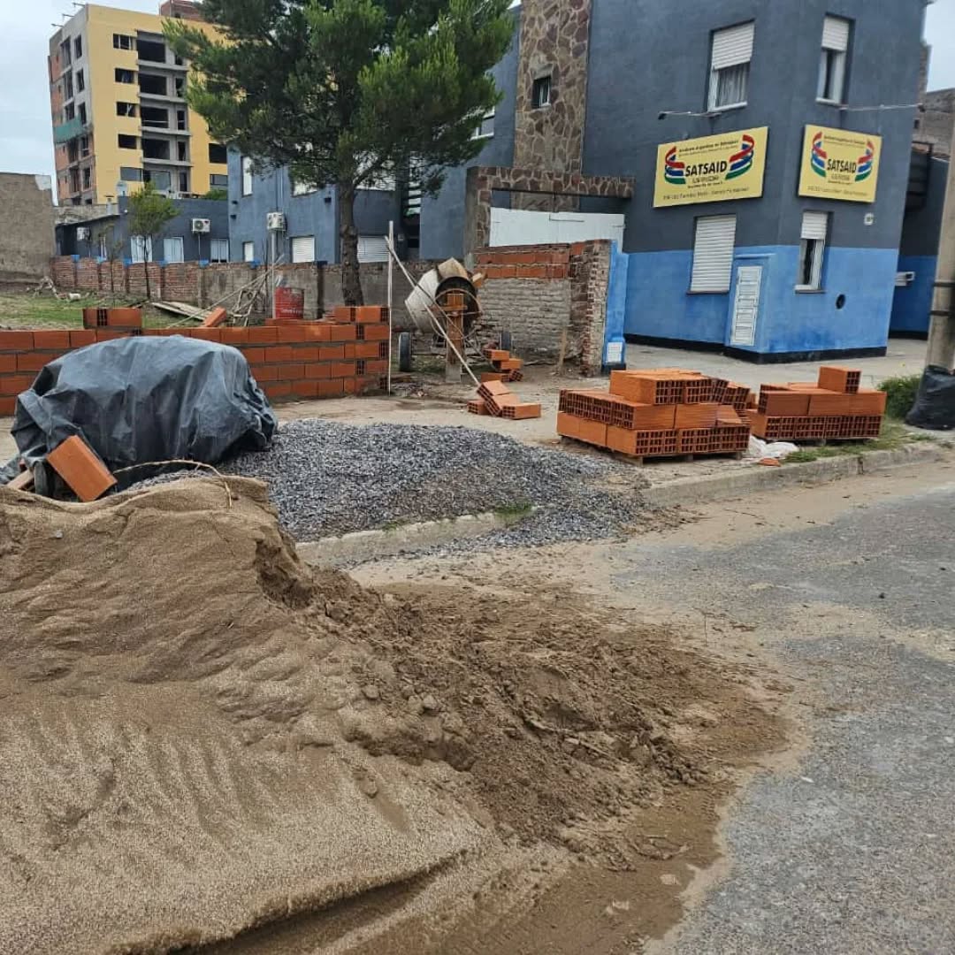 BUENOS AIRES ZONA 2: CONTINÚAN LAS OBRAS EN LOS TERRENOS CERCANOS A LOS DEPARTAMENTOS DE CLAROMECÓ DEL SATSAID