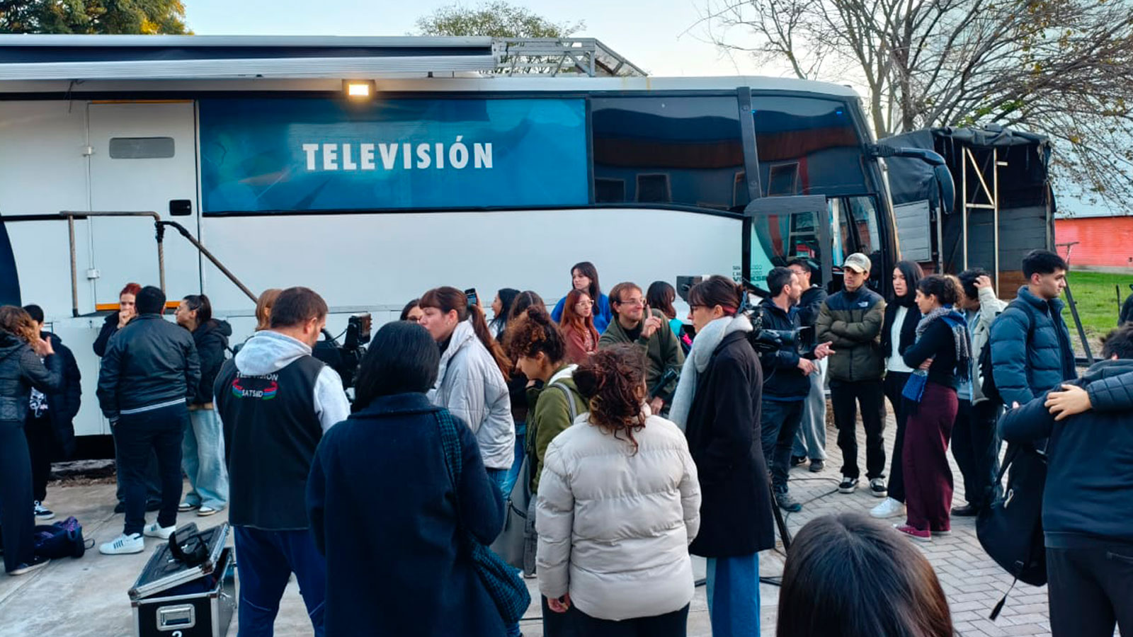 AMBA: CHARLA INFORMATIVA Y VISITA AL MÓVIL HD EN LA UNTREF