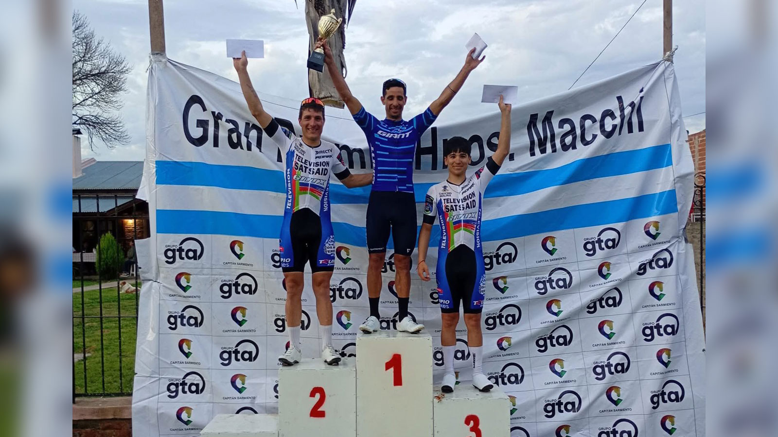 CICLISMO: PODIO DEL SAT EN EL GP HERMANOS MACCHI 