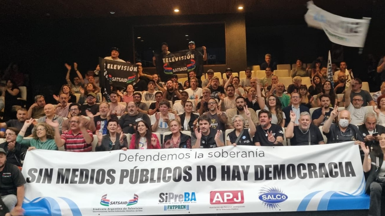 LOS TRABAJADORES Y LAS TRABAJADORAS DE LA TV PÚBLICA RECIBIERON A KELLY OLMOS