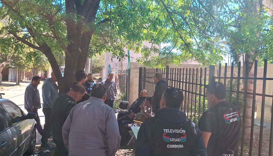 CÓRDOBA: CONTINÚAN LAS MEDIDAS DE FUERZA EN SURCORTV/INTELICOM POR FALTA DE PAGO 