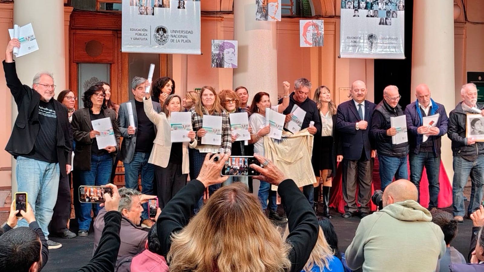 LA UNLP ENTREGÓ EL TÍTULO DE HONORIS CAUSA A SOBREVIVIENTES Y FAMILIARES DE LA NOCHE DE LOS LÁPICES