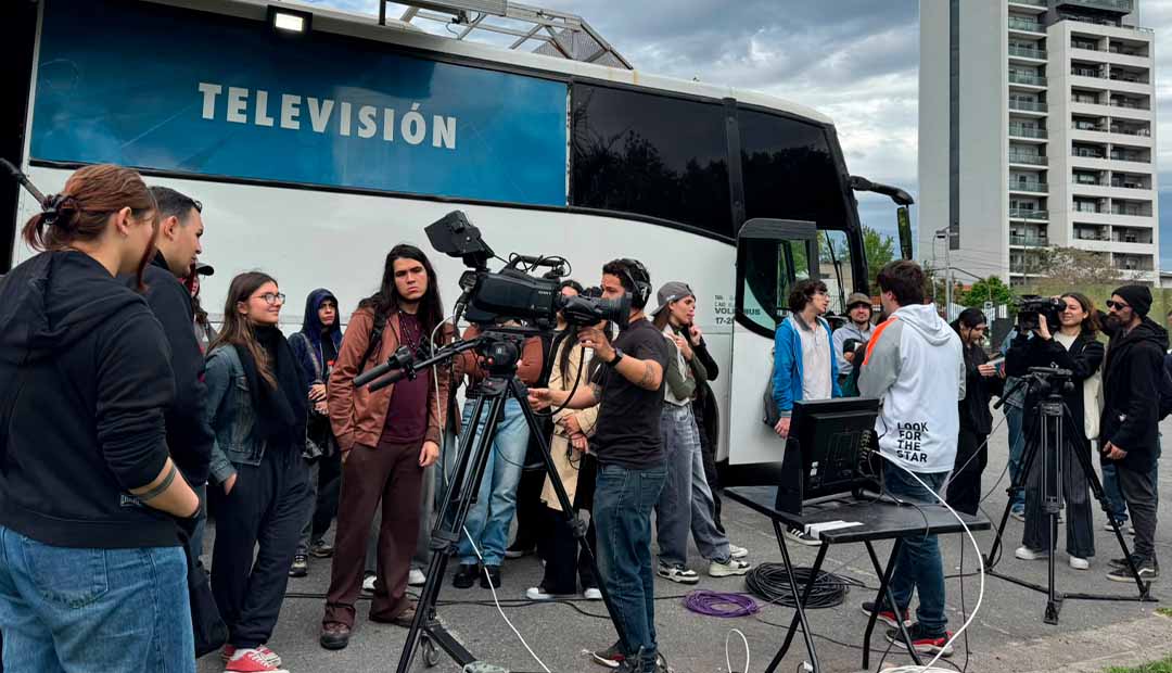 CHARLA GREMIAL Y VISITA AL MÓVIL HD CON ESTUDIANTES DE LA UNLA